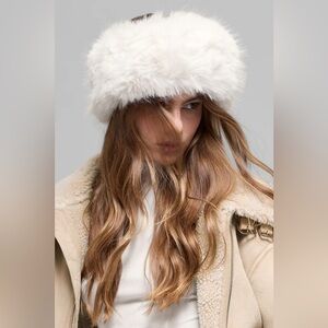 ALO Yoga- Opulent Faux Fur Wintersun Headband in Ivory